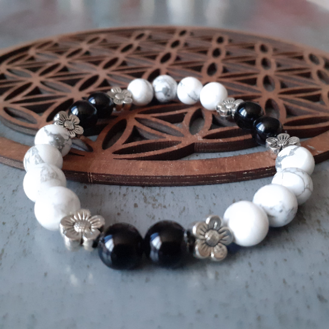 Bracelet Marguerite Howlite et Onyx à  19 Euros